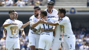Pumas festeja gol contra Necaxa