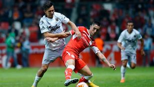 Osvaldo González (der) pelea el balón en partido contra FC Juárez