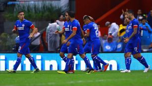 Jugadores de Cruz Azul festejan el gol contra Tigres