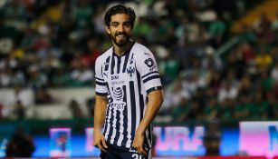 Rodolfo Pizarro sonríe en un encuentro con Rayados