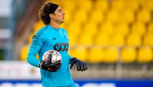 Guillermo Ochoa, durante un juego con el Standard