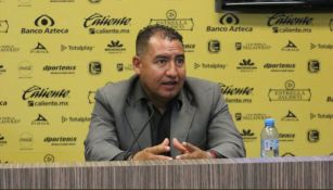 Filadelfo Rangel, DT  de Morelia Femenil, habla en conferencia 