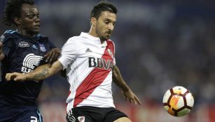 Ignacio Scocco lucha por el esférico en duelo de la Libertadores