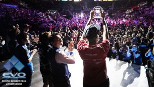 Problem X levanta su trofeo ante el aplauso de miles en el Mandalay Bay