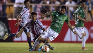 Flavio Santos deja en el camino a los jugadores de Chivas