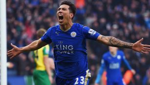 Ulloa celebra un gol en su época con el Leicester City