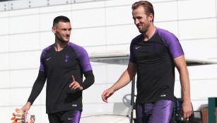 Hugo Lloris y Harry Kane dialogan durante un entrenamiento