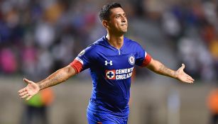 Elías Hernández celebra gol con Cruz Azul 