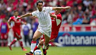 Gael Sandoval conduce el esférico durante el duelo contra Toluca