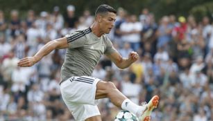 ¨CR7 controla el balón previo al juego en  Villa Perosa