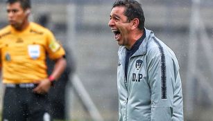 Patiño grita durante el partido frente a Pachuca