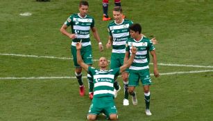 Santos celebra una anotación frente a Chivas