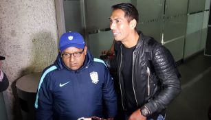 Ulloa llega a México y es recibido por afición de Tuzos