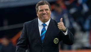 Miguel Herrera sonríe durante un partido del América