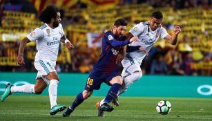 Messi pelea con Casemiro el balón en el Clásico español