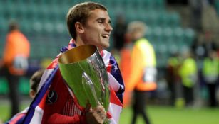 Griezmann carga la Copa durante celebración