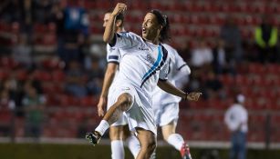 Ronaldinho, durante calentamiento con Gallos Blancos 