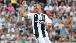 CR7 hace una seña de aprobación en un juego con la Juve