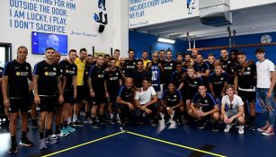 Andrea Bocelli posa con el jersey y los jugadores del Inter