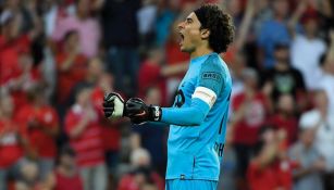 Guillermo Ochoa en un partido del Standard