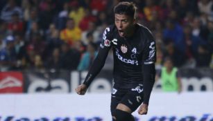 Brian Fernández festejando un gol contra Morelia