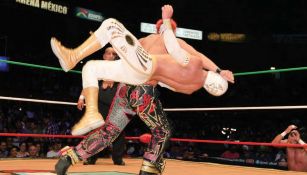 Momento en que Okada aplica un RainMaker sobre Místico