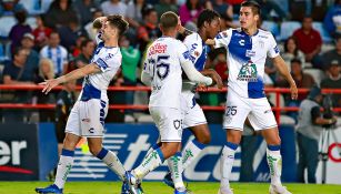 Jugadores de Pachuca celebran el gol de Sagal