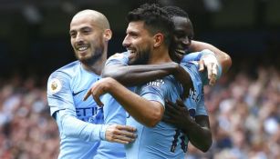 Sergio Agüero celebra gol con sus compañeros