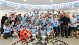 Jugadores y Pep Guardiola en el vestuario del Etihad Stadium 