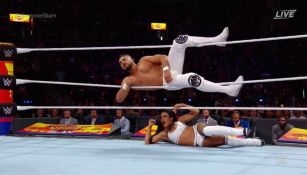 Andrade 'Cien' Almas y Zelina Vega burlándose del rival