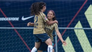 Jugadoras de Pumas celebran el gol de Edna Santamaría