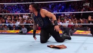 Roman Reigns instantes después de recibir el cinturón 