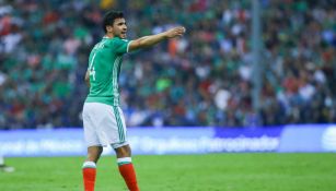 Alanís se queja en un partido de México