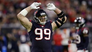 J.J. Watt alza los brazos durante un encuentro