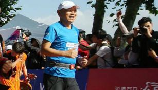 Jin Feibao corriendo un maratón 