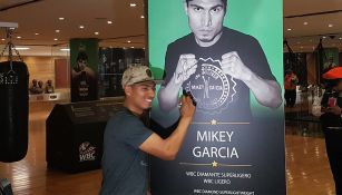 Mikey García firma un cartel con su imagen