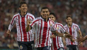 Jugadores de Chivas festejan un gol frente al Atlas