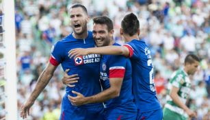 Jugadores de Cruz Azul festejan su anotación frente a Santos