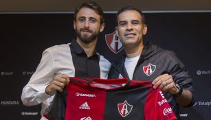 Rafa Márquez y Nicolás Pareja posan con la playera del Atlas