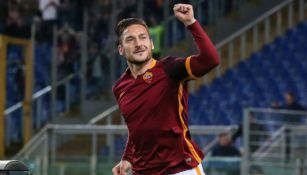 Totti celebra con la afición de la Roma