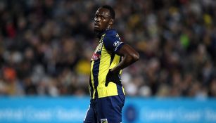 Usain Bolt, durante su primer juego como futbolista profesional