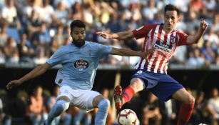 Araujo en acción durante un encuentro con el Atlético de Madrid