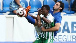 Briseño abraza a un rival durante un partido