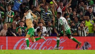 Jugadores del Betis celebran el gol del triunfo ante Sevilla