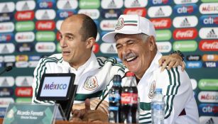 Ricardo Ferretti ríe con Guillermo Cantú en la conferencia de prensa