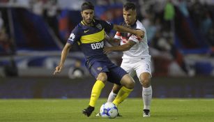 Sebastián Pérez disputa un juego con Boca Juniors