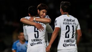 Jugadores de Pumas festejan un gol