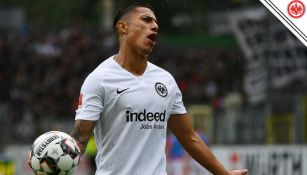 Salcedo protesta falta en partido de la Bundesliga 