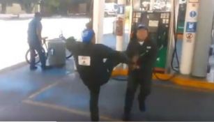 Empleados de gasolinera practican lucha libre en su tiempo libre 