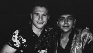 'Canelo' Álvarez posa con el cantante Christian Nodal